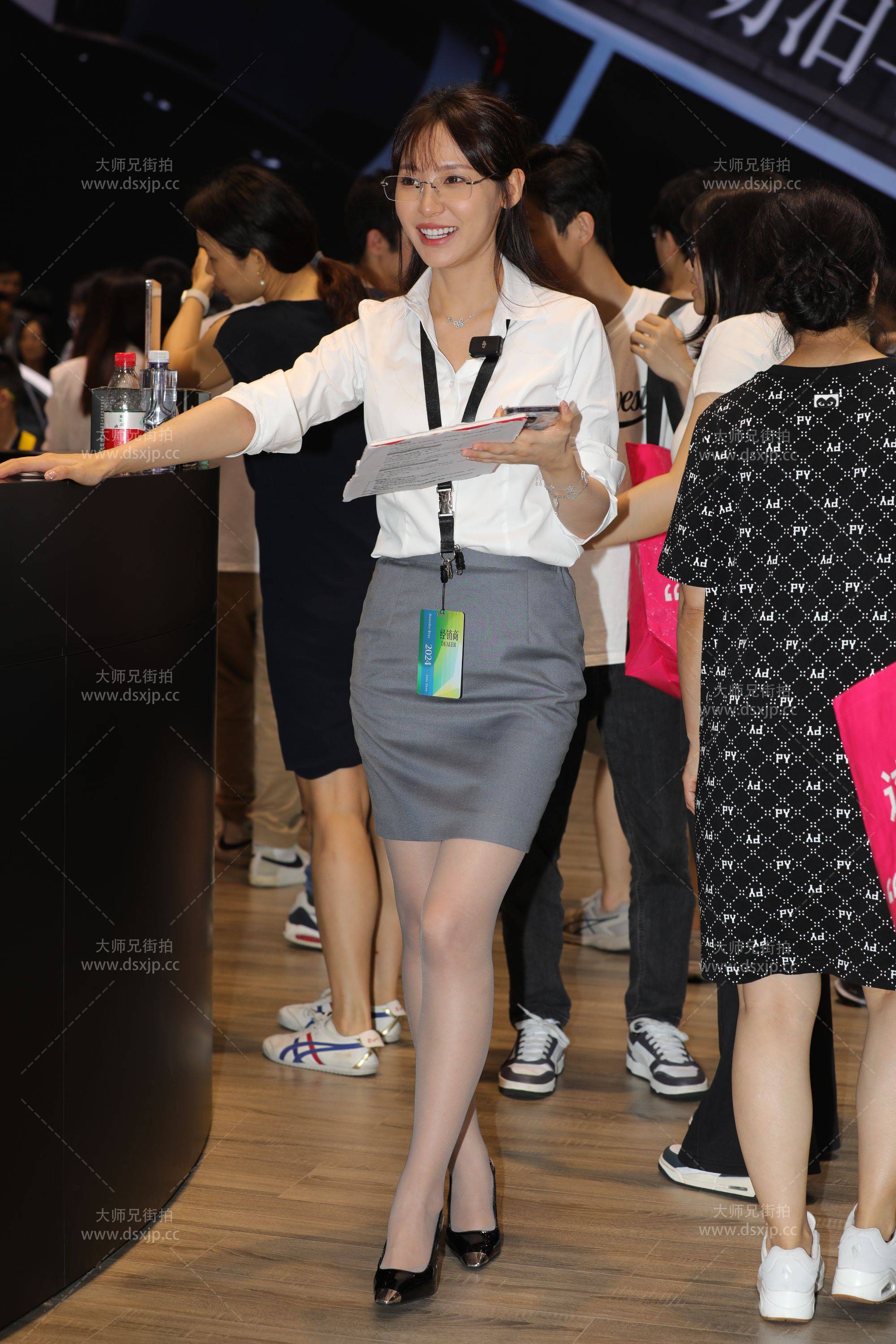 灰丝制服美腿小姐姐