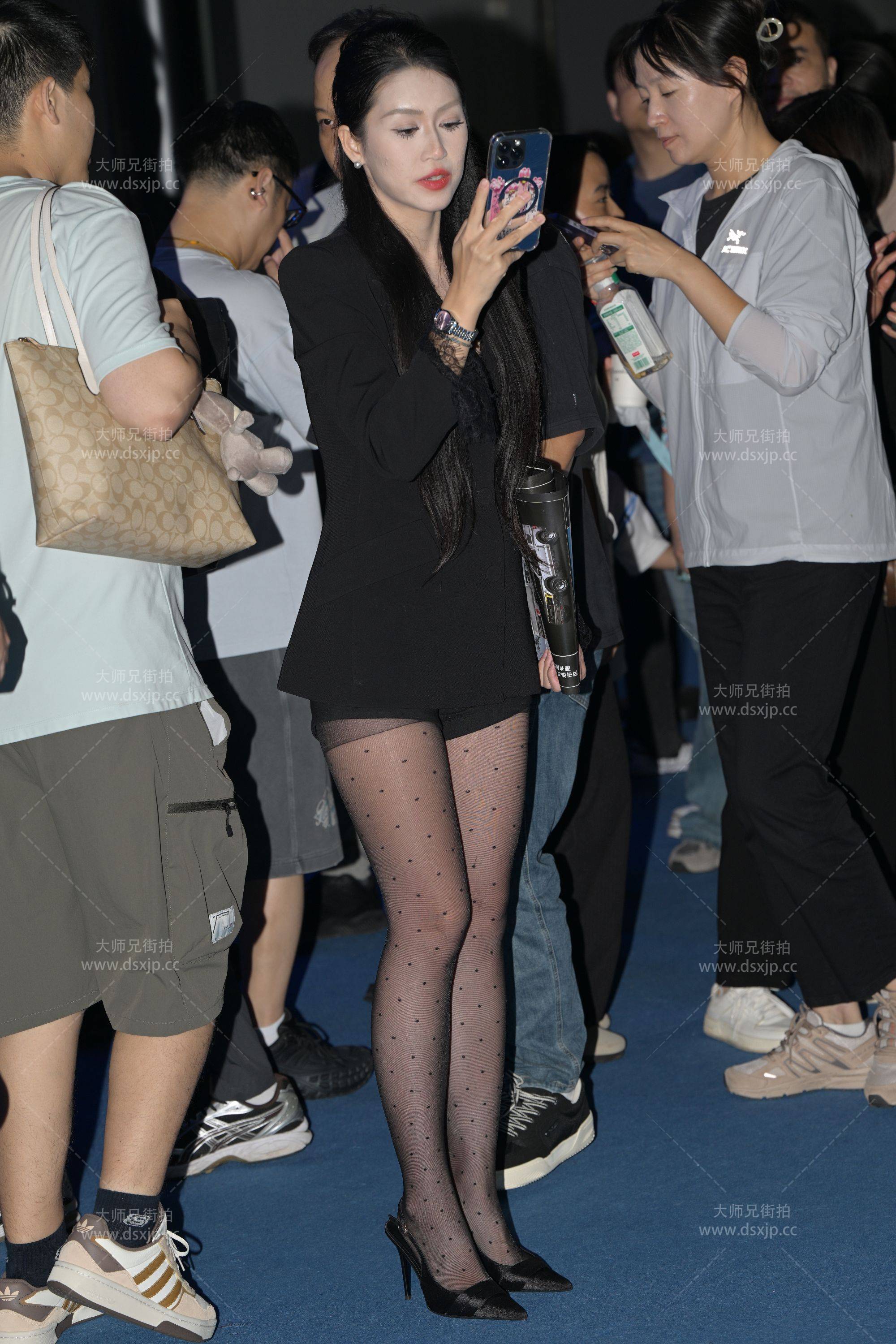 黑丝大长腿少妇