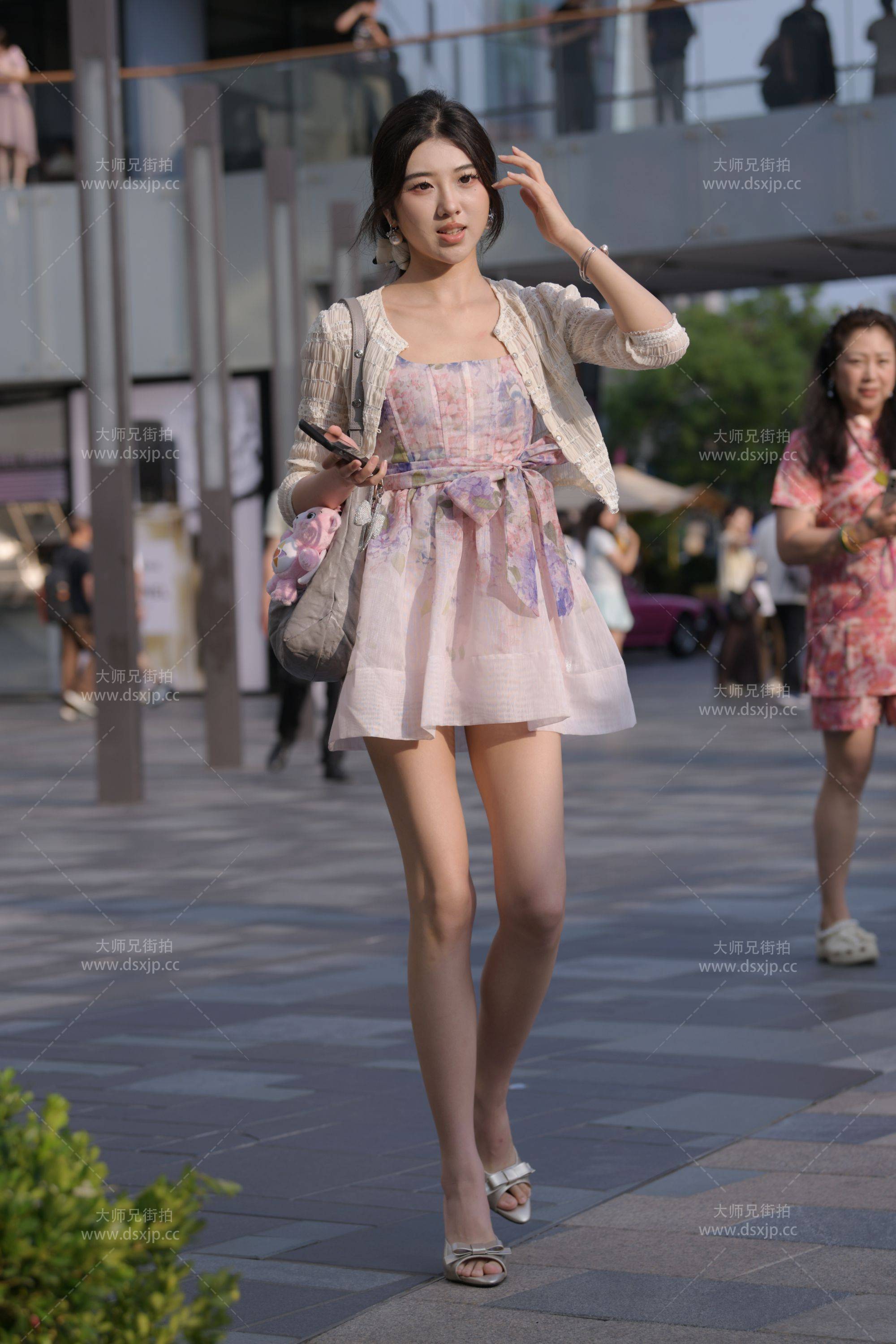 高挑大长腿可爱女孩