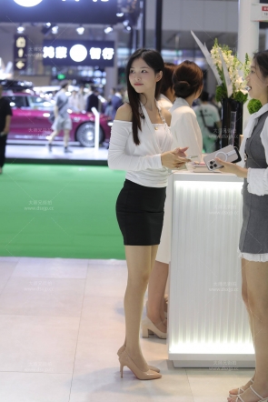 完美前凸后翘的制服美腿主播