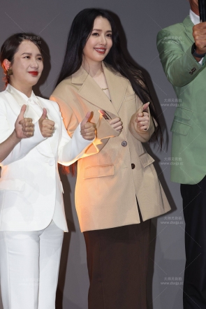 好像一个明星呀