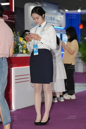 丰满的肉丝制服小姐姐