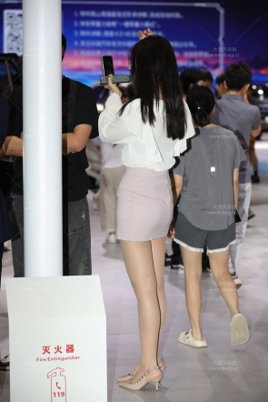 粉色制服OL包臀裙人气主播