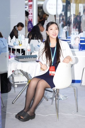 展会上的轻熟黑丝美足