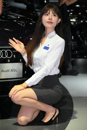 大眼睛气质制服裸腿美女