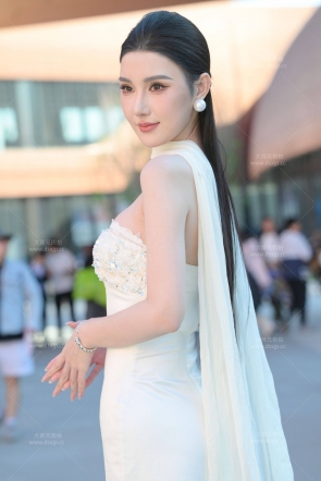 优雅白裙小露娜