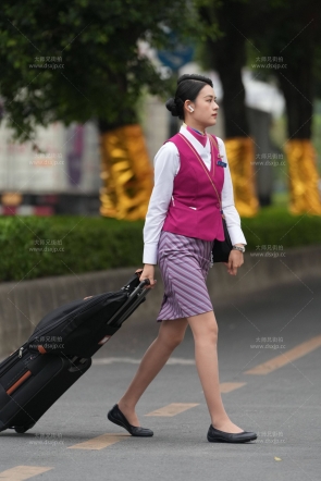 南航的肉丝气质空姐去上班