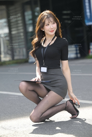 诱人的制服黑丝美腿