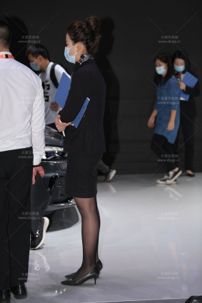 黑丝制服美腿少妇