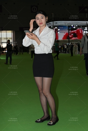 制服黑丝大长腿少妇