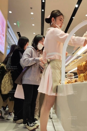 粉色好利来小姐姐真的好看呀