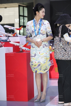 海航的灰丝乘务长