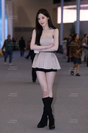 甜美可爱的大白腿妹妹