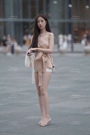 精致靓丽的短裤美女