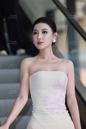 北京车展小露娜完美包臀裙大长腿