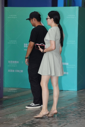 轻熟眼镜肉丝大长腿诱惑