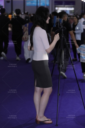 丰满的制服包臀小妹