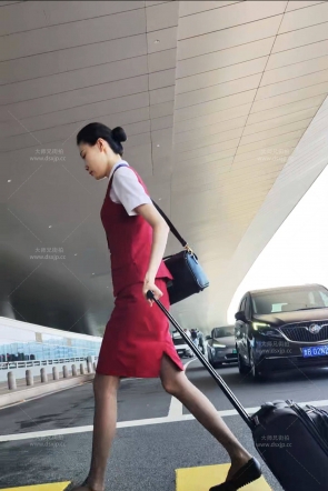 手机4k视频偶遇SC航国际空乘深灰丝大长腿2分37秒