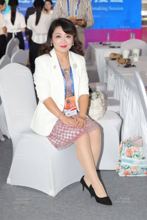 展会上肉丝美腿少妇最有女人味