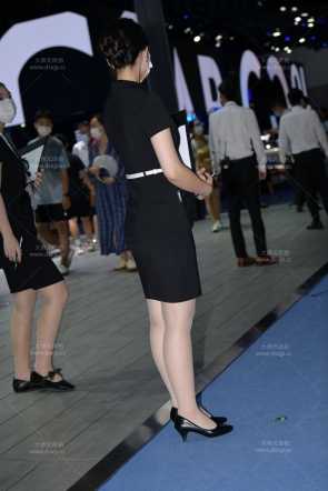 丰满肉丝车展美女