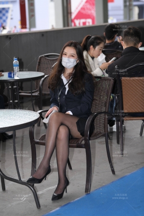 散发女人味的制服黑丝极品少妇