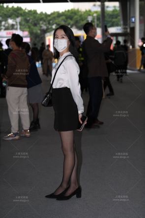 黑丝制服少妇美腿