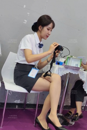 4K气质身材超级顶的制服肉丝少妇5分45秒