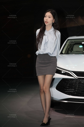 韵味十足的制服黑丝汽车销售