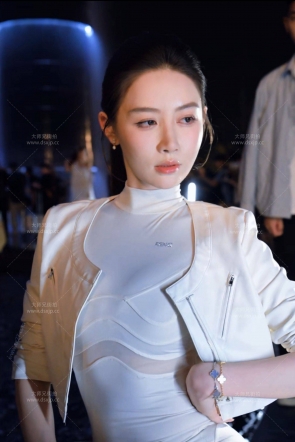 敏敏的白色瑜伽连衣裤