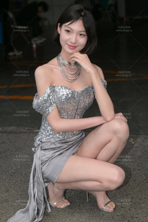 银色短裙小妹（是小雨呀）