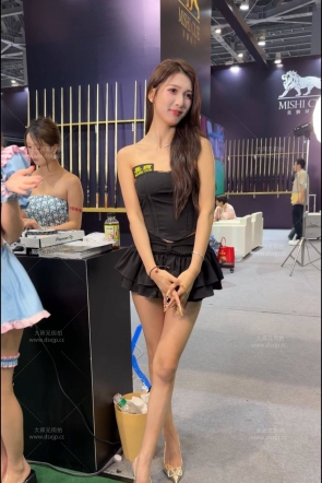 美腿彩月