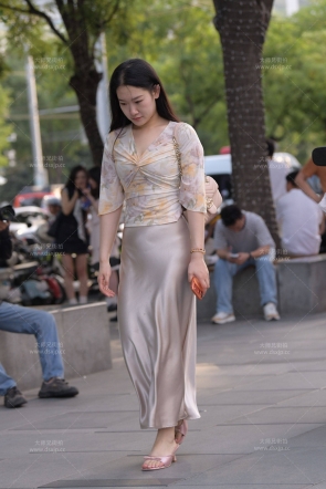 诱惑的长裙少妇
