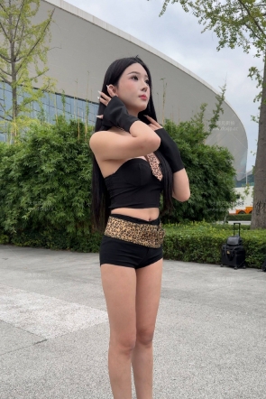 热裤大长腿骚女