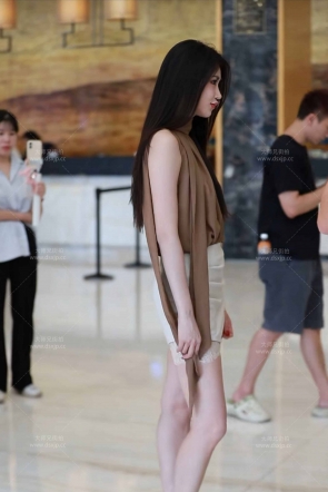 美女穿什么都好看