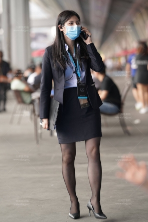 奔驰的黑丝少妇销售