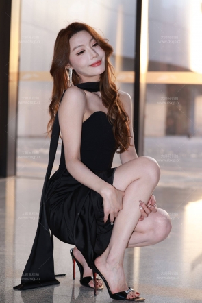 外拍夕阳下的长腿气质美女【套图+视频】