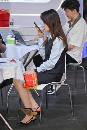 展会上的肉丝美腿少妇