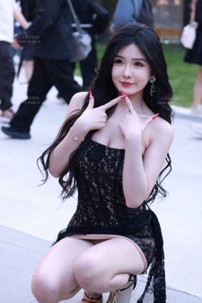小雯baby的蕾丝包臀裙