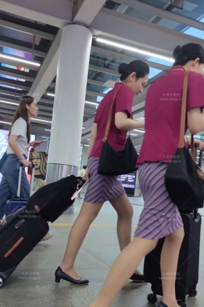 4k南航气质空姐下班肉丝高跟走路掉跟震撼3分16秒